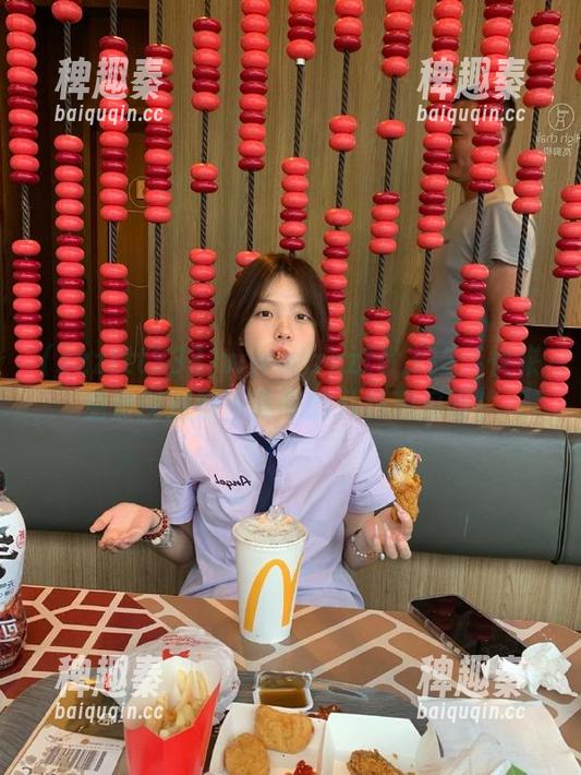 www.zzzttt333：快来免费围观那些离奇的八卦和瓜呀！